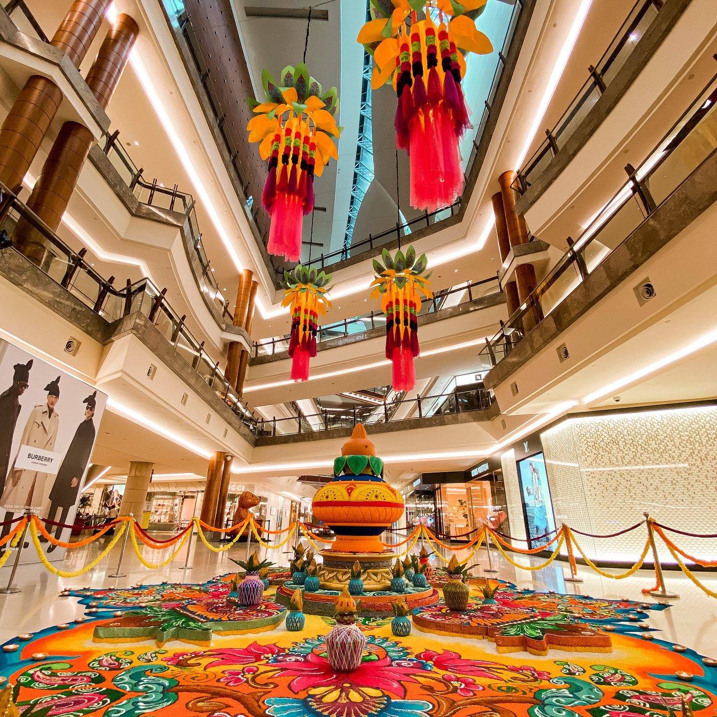 【商场活动】超吸睛！2021年马来西亚各商场屠妖节(Deepavali) 场景布置 - 公共空间艺术设计网|公共艺术|艺术装置
